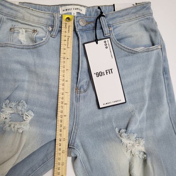 NWT ALMOST FAMOUS Light Wash 90s Fit Distressed Jeans Size 7 - Picture 8 of 9